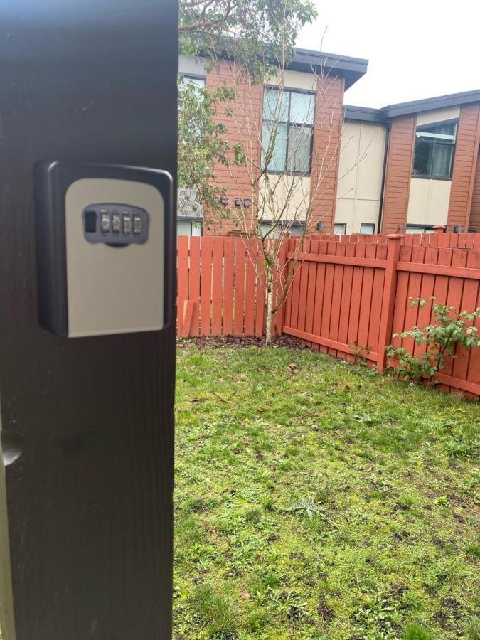 1 Bedroom Suite In Langford. Victoria Exterior foto
